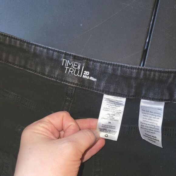 Time and Tru Black Midrise Jean Shorts 20 - Picture 3 of 7